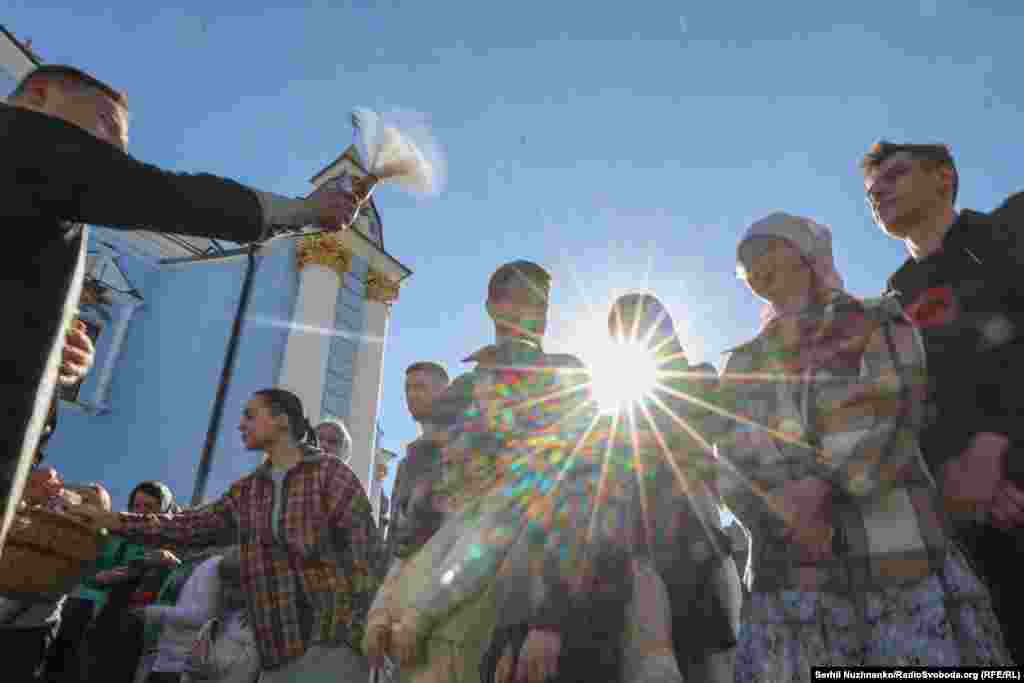 Віряни зібралися біля храму для освячення кошиків