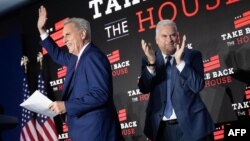 Палата представників Конгресу США 3 жовтня проголосувала за усунення конгресмена Кевіна Маккарті (ліворуч від Тома Еммера) з посади спікера