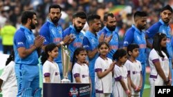 د هند لوبډله د نړيوال ۲۰ اووریز کرکټ له جام سره ولاړه ده - د نومبر شپږمې انځور.