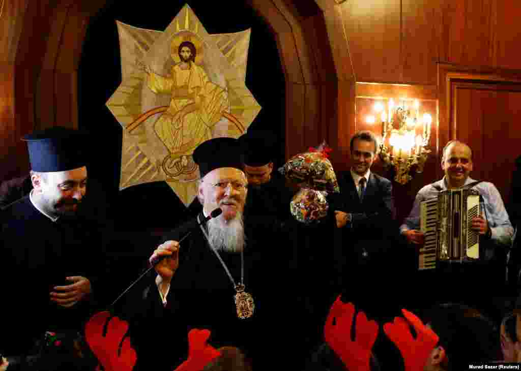 Вселенський патріарх Варфоломій із двома пакетами цукерок фабрики «Рошен». Під час зустрічі з дітьми патріарх пожартував, що від президента Петра Порошенка взяв за автокефалію для церкви України не гроші, а цукерки і шоколад. Він пояснив, що Порошенко має шоколадну фабрику і, як і президент США Дональд Трамп, є підприємцем. «Хоча російська церква звинувачує мене в тому, що я взяв гроші за цю автокефалію, я взяв не гроші, а багато цукерок і шоколаду з фабрики Порошенка», – сказав патріарх Варфоломій. Після цього він роздав цукерки дітям, які прийшли колядувати в резиденцію патріарха. Стамбул, 24 грудня 2018 року. ВІДЕО ЦЬОГО ЖАРТУ