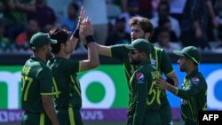 پاکستاني لوبغاړي د نومبر پر شپږمه د بنګلادېش د يو لوبغاړي په اوټ کېدو خوشالي کوي.