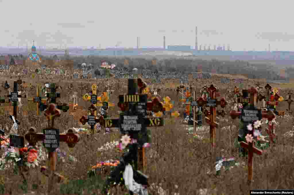 Могили з позначенням року смерті – 2022 – на Старокримському кладовищі у Маріуполі, 9 листопада. Альберт Носов, місцевий житель Маріуполя, розповів агенції Reuters, що він прийшов на цвинтар, щоб відвідати могилу свого сина-інваліда Валерія, який помер від переохолодження під час блокади міста РФ. «Не було ні води, ні тепла, нічого. Ми не могли належним чином піклуватися про нього», сказав 85-річний чоловік. «Спочатку його поховали біля нашого житлового будинку, – бо йшли бої, – а потім перепоховали тут»