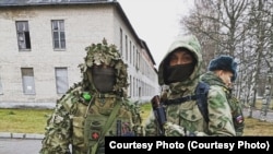 Егор Чапурин (слева)