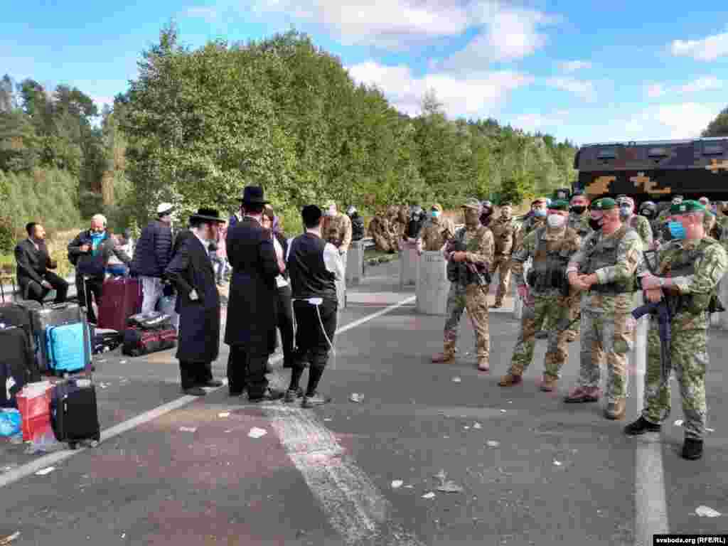 Паломники розмовляють із  українськими прикордонниками, які не впустили їх в Україну 15 вересня, на підставі чинності заборони в'їзду для іноземців до 28 серпня, через погіршення ситуації із епідемією коронавірусу.