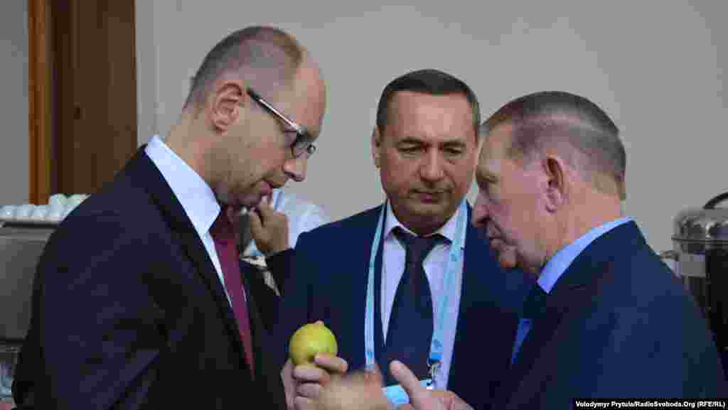 Лідер фракції «Батьківщина» Арсеній Яценюк (л), депутат Микола Мартиненко (ц), президент України Леонід Кучма (роки 1994-2005) (п) на прес-конференції в Ялті