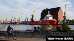 Морський торговельний порт у Калінінграді, архівне фото
