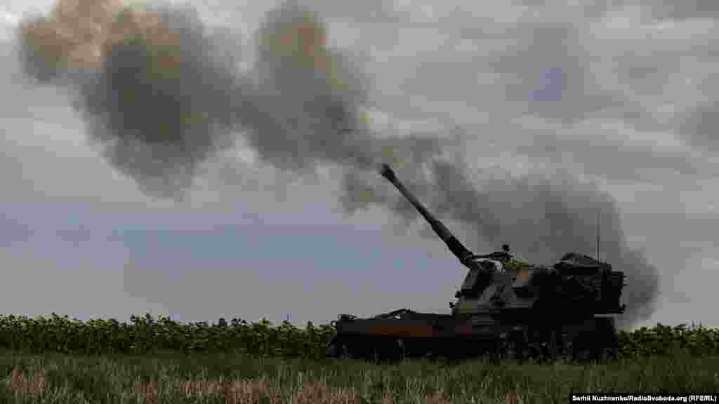 Оборонці України ведуть вогонь із польської САУ «Krab» по російських військах на Донеччині, серпень 2022 року