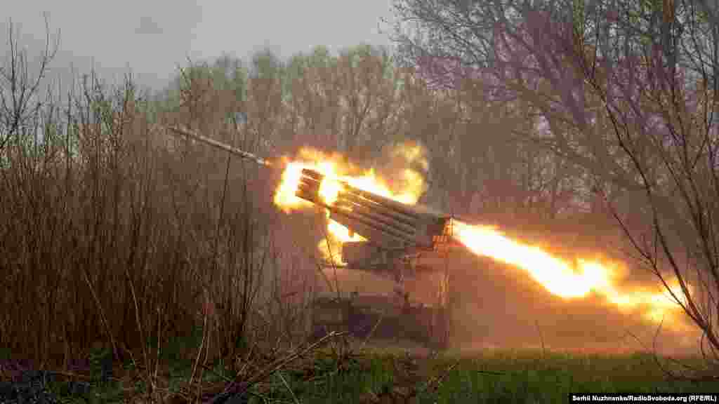 День ракетних військ і артилерії був заснований 1997 року, відповідно до Указу Президента України Леоніда Кучми. До цього роду військ належать з'єднання озброєні оперативно-тактичними й тактичними ракетами, гаубичною, гарматною, реактивною та протитанковою артилерією. Артилерія – це також артилерійська розвідка, мінометні підрозділи та підрозділи протитанкових керованих ракет. Лунає команда «Вогонь». Харківська область, квітень 2022 року