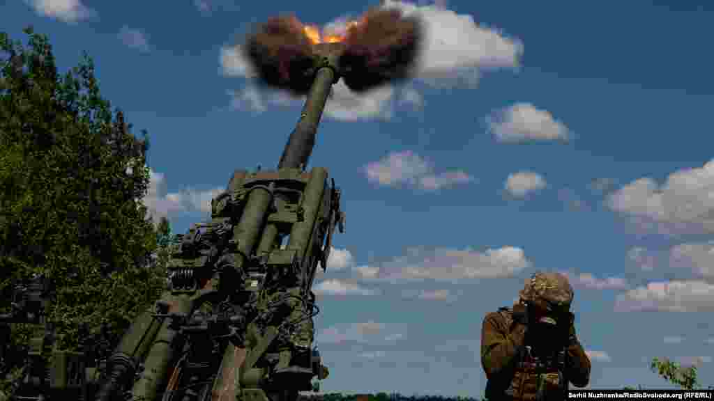 Українські  військові ведуть вогонь із гаубиці М777 по позиціях російських загарбників. Донецька область, червень 2022 року