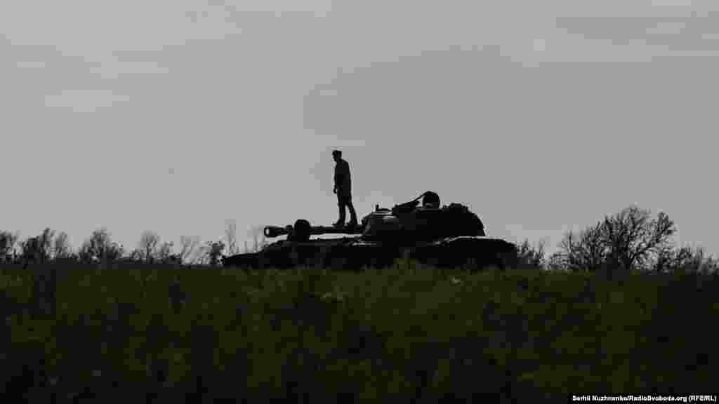 Український військовій стоїть на 122-мм самохідній артилерійській установці 2С1 «Гвоздика». Донецька область, серпень 2022 року