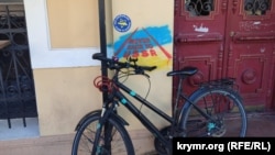 Промовисті графіті та наклейка. Батумі