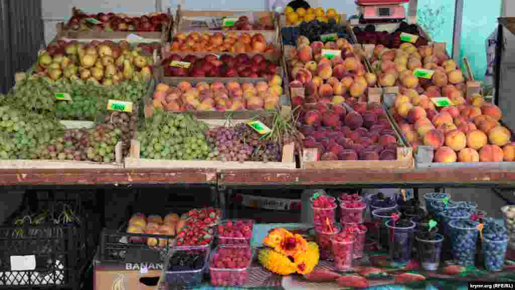 Виноград продают по 300 рублей (109 гривен) за килограмм, персики – от 120 рублей (44 гривны)