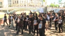 Roditelji sa protesta u Skoplju traže odgovore i odgovornost za decu poginulu u Kočanima Roditelji sa protesta u Skoplju traže odgovore i odgovornost za decu poginulu u Kočanima