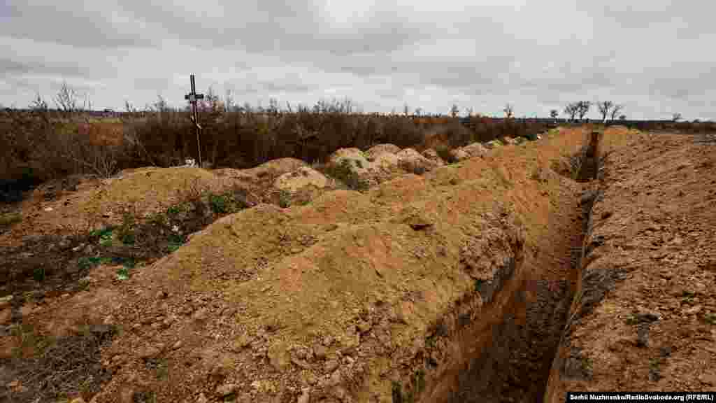 ... але й, ймовірно, масові поховання 