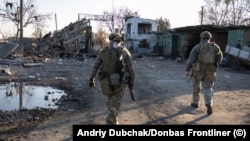 Військові ЗСУ на понівечених боями вулицях міста Снігурівки, 10 листопада 2022 року