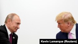 Путін (зліва) та Трамп (справа) під час зустрічі в Осаці