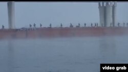 Російські військові пішки залишають Херсон