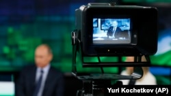 Ruski predsjednik Vladimir Putin na ekranu kamere televizijskog kanala "Russia Today" u Moskvi, Rusija.