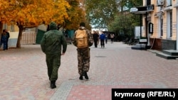 Российские военные на одной из улиц Феодосии, ноябрь 2022 года