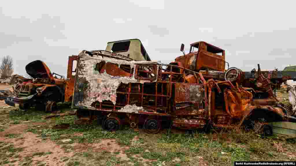 А також знищена російська військова техніка неподалік аеропорту «Херсон» у Чорнобаївці, 13 листопада 2022 року