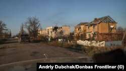 Найбільше постраждали населені пункти біля лінії зіткнення. На фото деокупована Снігурівка. Листопад 2022 року