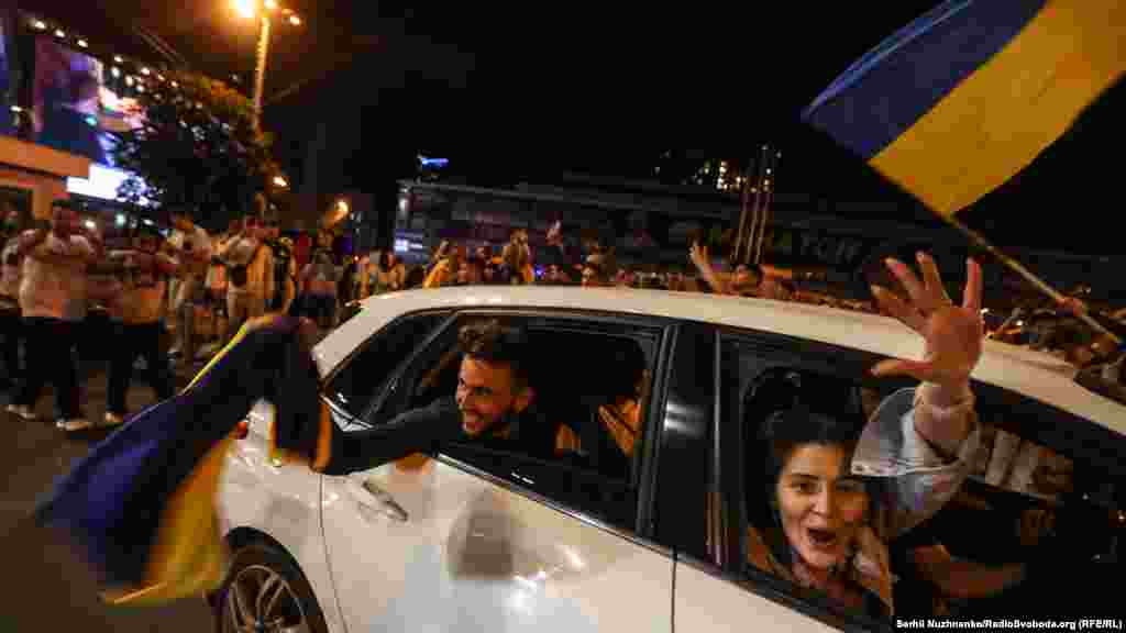 Після фінального свистка фани близько півночі вийшли на вулиці і продовжили святкування зі співами, футбольними гаслами та сигналами автомобілів 