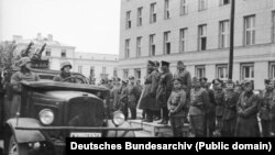 Совместная акция вермахта и Красной армии в Бресте 22 сентября 1939 года: прохождение немецких частей перед советскими военными. Позднее о ней часто говорили как о "совместном параде"