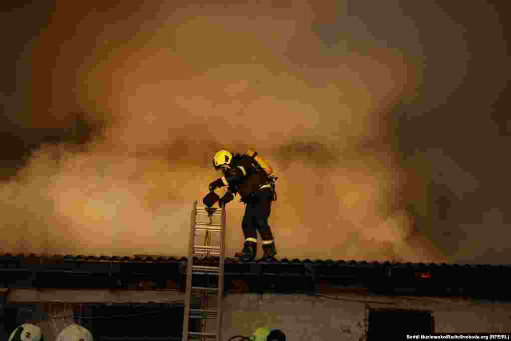 Ліквідація пожежі на території складських приміщень у Соломʼянському районі Києва, що зайнялася внаслідок влучання російського дрона чи падіння уламків збитого «шахеда»