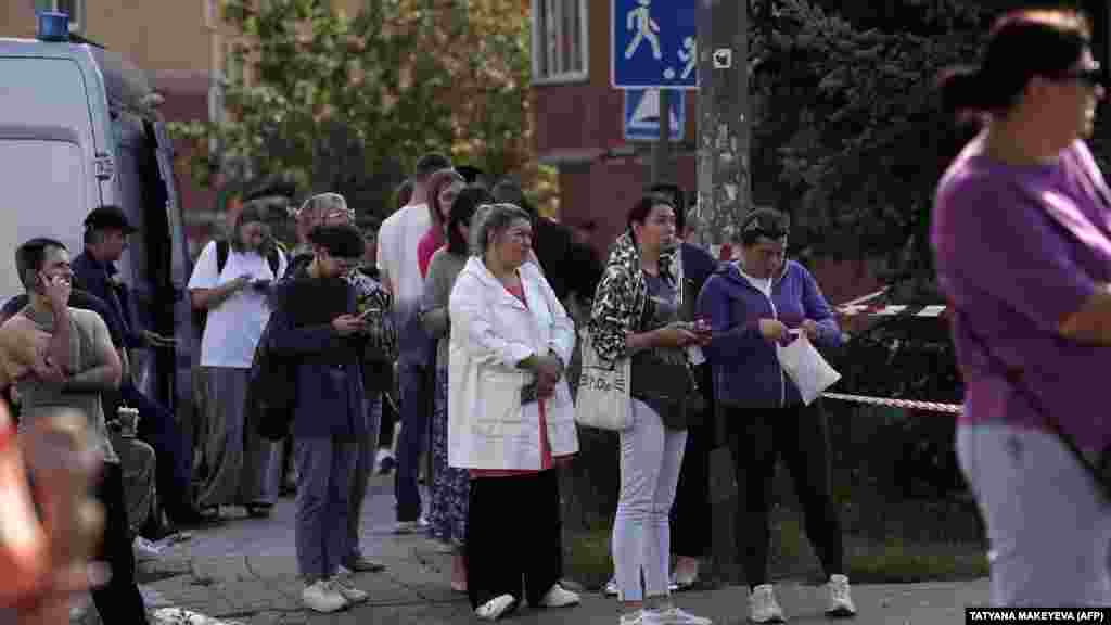 Stanovnici  ispred oštećene stambene zgrade u Ramenskome nakon napada dronom. Rusko Ministarstvo odbrane izvijestilo je da je više od 70 dronova oboreno u regiji Bryansk, dok je više desetina presretnuto u drugim područjima. U ovim regijama nije prijavljena šteta ili žrtve.  