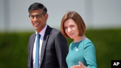 Премʼєр-міністр Великої Британії Ріші Сунак (л) і президентка Молдови Мая Санду, 1 червня 2023 року