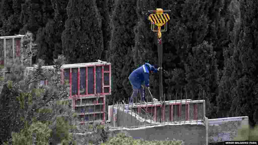 В Форосском парке продолжаются строительные работы. Российский глава Крыма Сергей Аксенов приезжал в Форос дважды: 1 марта, по итогам осмотра он заявил, что «органы власти не общались с местными жителями, на место не выходили, детали не выясняли, к консенсусу прийти не старались». Он пообещал, что проход на территорию парка останется свободным для всех, а на каждое вырубленное дерево высадят, по меньшей мере, пять компенсационных.  Во второй визит Аксенов сообщил, что российская прокуратура Крыма до 23 марта проверит законность строительства на территории Форосского парка