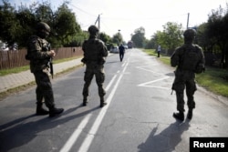 Польські солдати патрулюють село, яке зазнало дронового нападу Росії в ніч на 10 вересня 2025 року. Село Вирикі, східна Польща