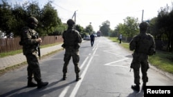 Солдати патрулюють вулицю у Вириках після порушення польського повітряного простору під час російської атаки на Україну. Польща, 10 вересня 2025 року