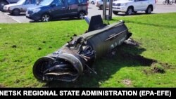 Фрагмент ракети «Точка-У» з написом російською мовою «За детей» на території залізничному вокзалу в Краматорську, 8 квітня 2022 року