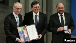 Керівники європейських інституцій на церемонії отримання Євросоюзом Нобелівської премії миру «за десятиріччя миру і добробуту після жахів двох світових воєн». Осло, 10 грудня 2012 року