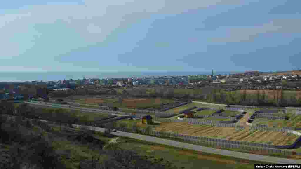 На месте командных пунктов батареи и 95-й стрелковой дивизии сейчас административное здание. Невдалеке – памятник погибшим воинам, увенчанный бескозыркой