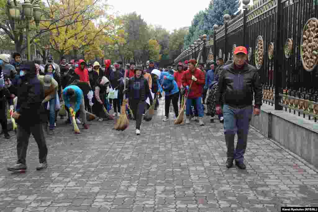 Волонтери прибрали сміття на території будівлі і за огорожею