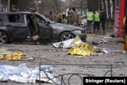 Тіла загиблих на вулиці після російської ракетної атаки по центру Сум, 13 квітня 2025 року