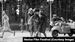 Кадр із фільму «Дорогие товарищи!»