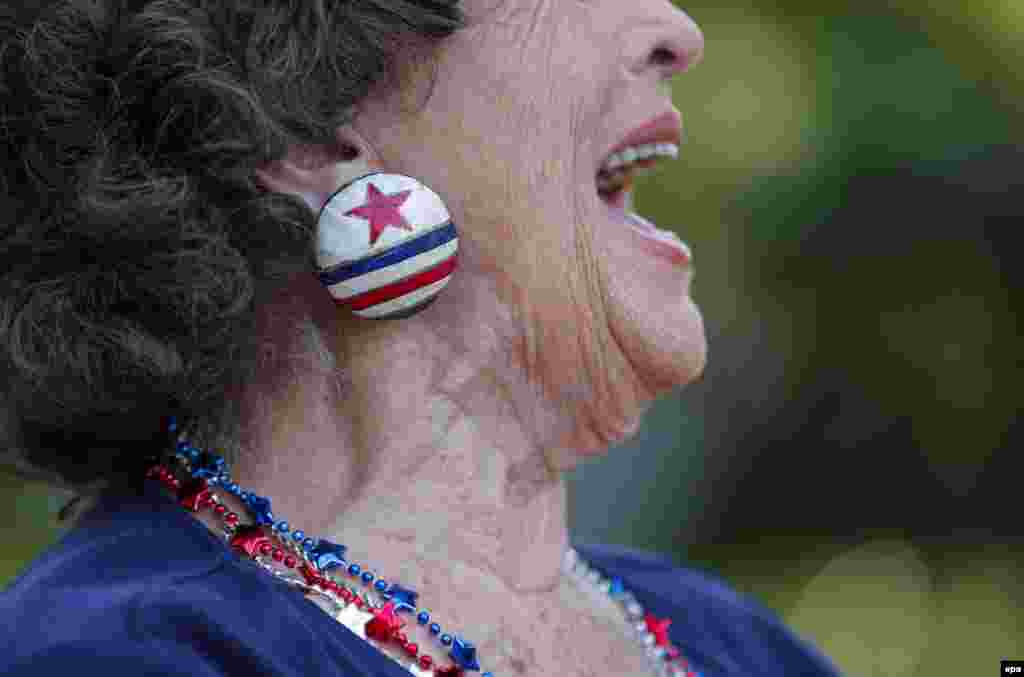 Жінка спостерігає за парадом «Авондейл», що традиційно відбувається 4 липня, з нагоди святкування Дня незалежності США в Авондейлі (штат Джорджія, США)