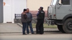 Робота поліцейських у Полтаві: водії три години боялися вийти до своїх вантажівок (відео) Робота поліцейських у Полтаві: водії три години боялися вийти до своїх вантажівок (відео)