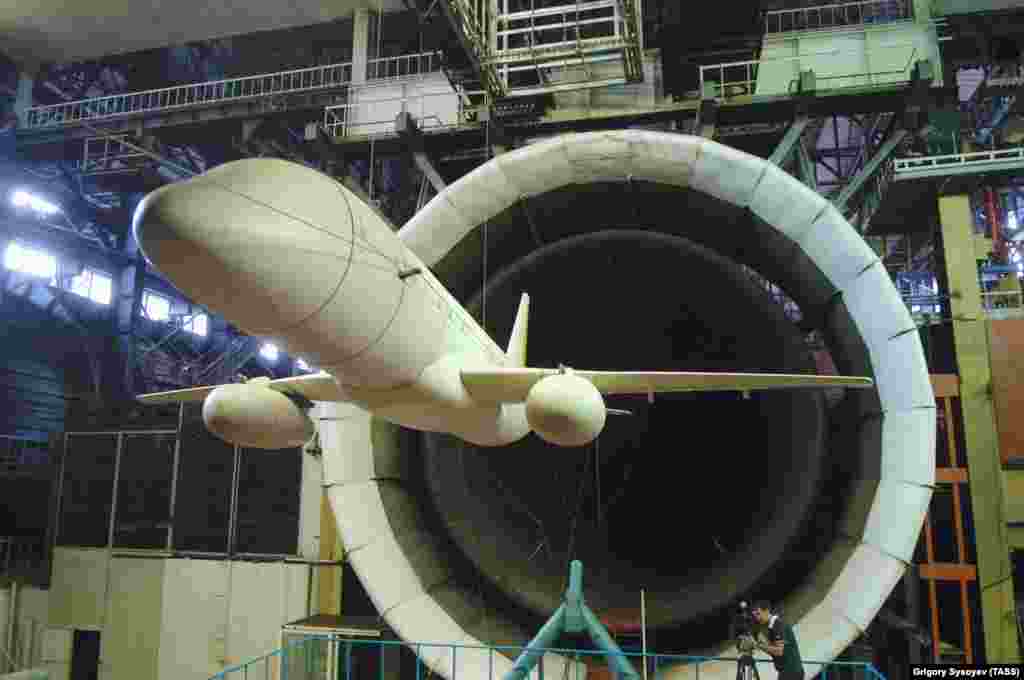 2007 рік. Літак моделі «Суперджет-100» проходить аеродинамічні випробування. Розробка цього літака почалася у 2000 році виробником «Сухой», який входить до складу Об’єднаної авіаційної корпорації Росії  