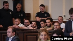 გურამ მირცხულავა და მასთან ერთად ჯგუფურ ძალადობაში ბრალდებული სხვა პირები თბილისის საქალაქო სასამართლოს სხდომათა დარბაზში