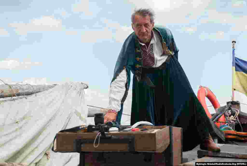 Львовянин Мирон Гуменецкий – капитан судна «Спас». Он же и строит старинные лодки. Этот прототип – один из трех казацких чаек, построенный его командой