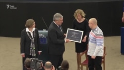 Премію Сахарова, присуджену Сенцову, вручили його сестрі і адвокату – відео Премію Сахарова, присуджену Сенцову, вручили його сестрі і адвокату – відео