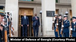 საქართველოს თავდაცვის მინისტრი ჯუანშერ ბურჭულაძე და აშშ-ის თავდაცვის მინისტრი ლოიდ ოსტინი. ვაშინგტონი 9 თებერვალი, 2023 წელი