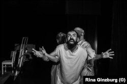 Сцена из спектакля "Это не я, это был Путин"