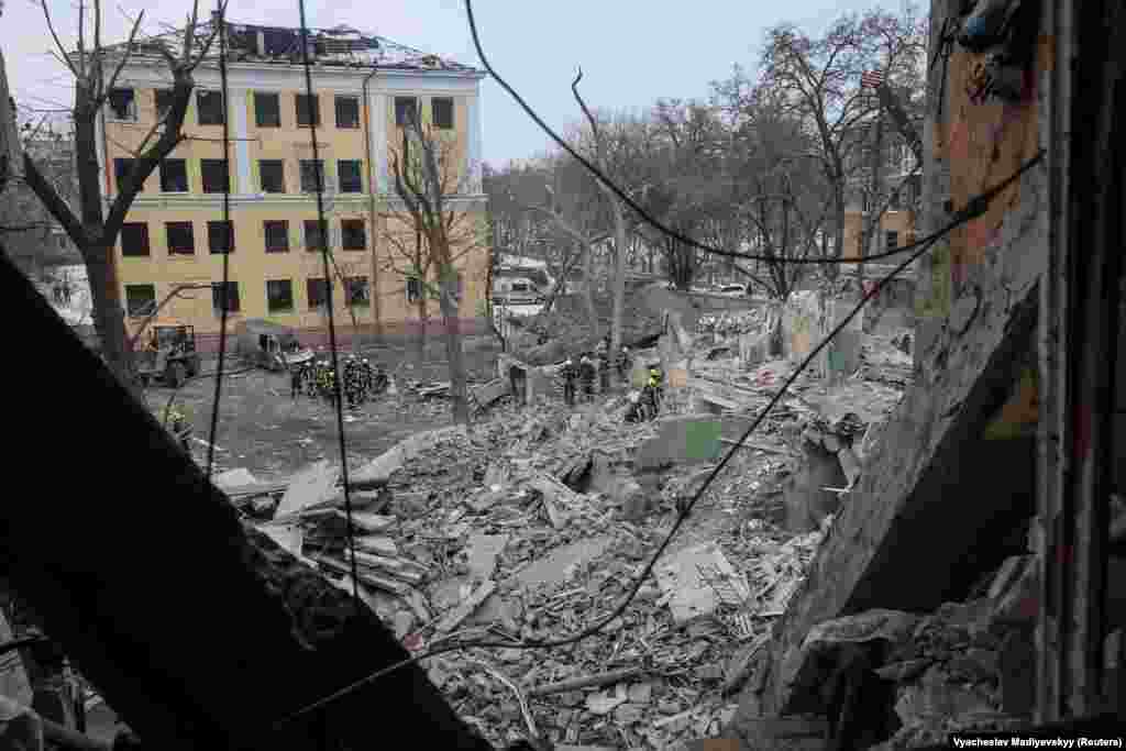 Рятувальники працюють на місці влучання російської ракети в житловий будинок  Краматорська.  2 лютого 2023 року