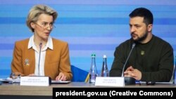 Урсула вон дер Лейен, президенти Кумисюни Аврупо ва президенти Украина Владимир Зеленский дар нишасти хабарӣ дар шаҳри Киев. 2-юми феврал