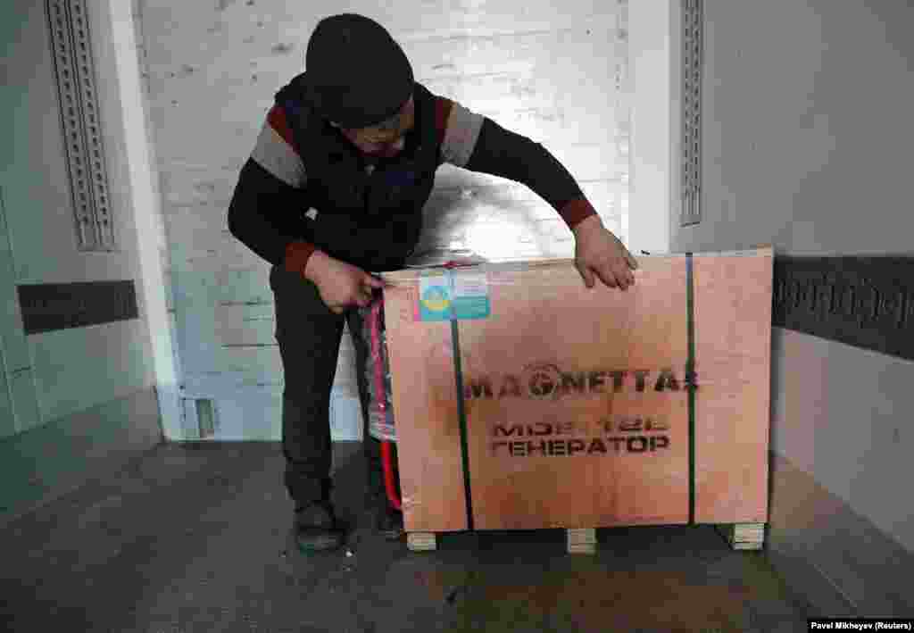 Генератор, підготовлений до відвантаження допомоги України. Казахські волонтери зібрали близько 1,5 мільйона доларів на свою ініціативу допомоги українцям, які вже рік живуть в умовах широкомасштабної війни. Кожалєва сказала Reuters, що на її думку, широкий суспільний резонанс навколо ініціативи і збір коштів викликані тим, що багато казахів бачать Україну історично близькою.  